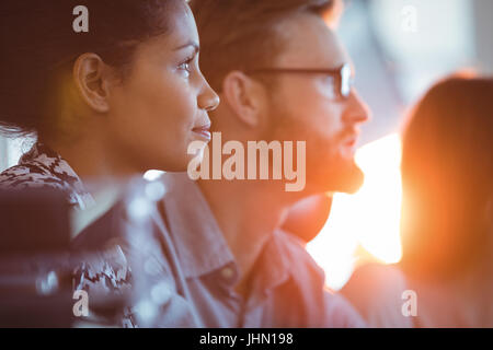 Seitenansicht des konzentrierten Geschäftsfrau sitzen im Tagungsraum Stockfoto