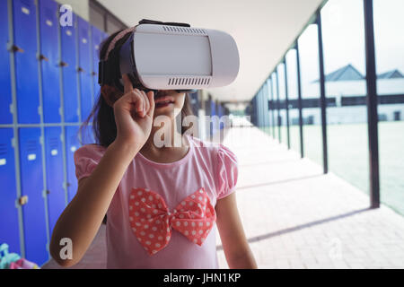 Elementare Student mit virtual-Reality-Brille stehend im Flur in der Schule Stockfoto