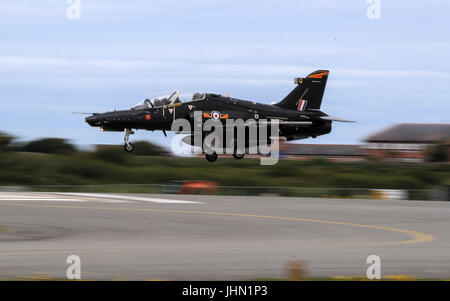 Ein Habicht T2 Flugzeug landet auf dem RAF Valley in Anglesey, Nordwales. Stockfoto