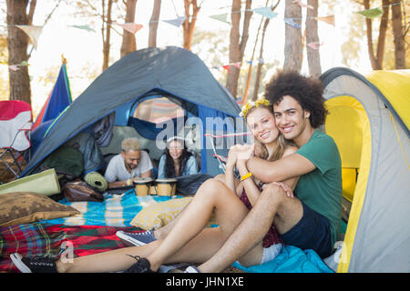 Porträt des Lächelns paar im Zelt am Campingplatz Stockfoto