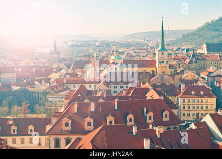 Crossen Aussicht auf Prag im frühen Morgen mit Sonne Beleuchtung traditionellen roten Dächer von Gebäuden im Frühjahr, Prag, Tschechien Stockfoto