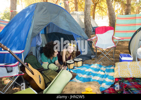 Paar, reden und entspannen Sie im Zelt am Campingplatz Stockfoto