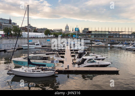 Montreal, CA - 13. Juli 2017: Montreal alten Hafen Marina im Sommer Stockfoto