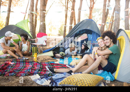 Paar im Zelt am Campingplatz Stockfoto