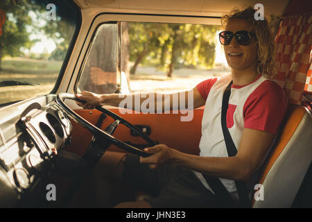 Lächelnd Mann mit Sonnenbrille während der Fahrt Wohnmobil Stockfoto