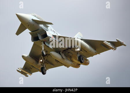 Einen deutschen Eurofighter Typhoon kommt in Fairford vor der RIAT Air Show Stockfoto