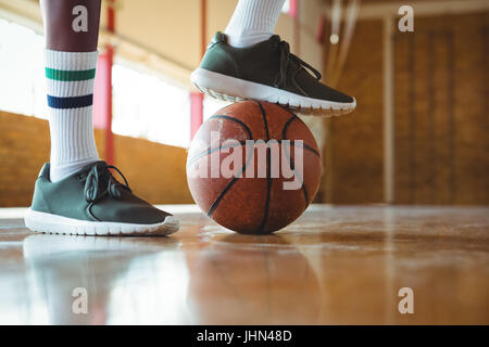 Niedrige Teil der männlichen Teenager verstärkt auf Basketball beim üben im Gericht Stockfoto