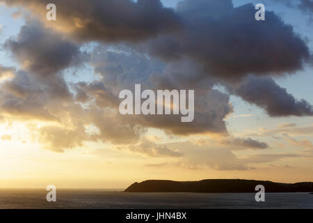 Dramatischer Himmel über Bolzen Tail, Salcombe, South Devon Stockfoto