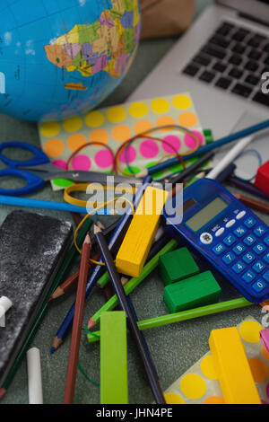 Nahaufnahme von verschiedenen Schulmaterial an Tafel Stockfoto