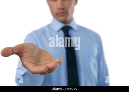 Mittleren Bereich der Hand vor weißem Hintergrund reichen Geschäftsmann Stockfoto