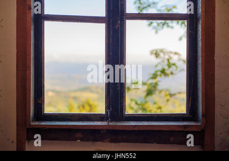 Details zu einem alten Holzfenster, in einem alten serbischen Haushalt, tagsüber. Stockfoto