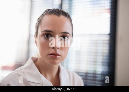 Close-up Portrait von besorgt jungen weiblichen Therapeuten im Krankenhaus Stockfoto