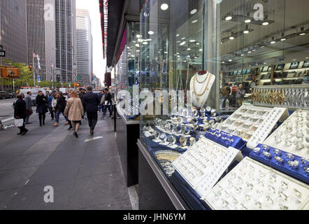 Ringe in einem Juweliergeschäft Fenster 6th Ave New York City Theatre District USA Stockfoto