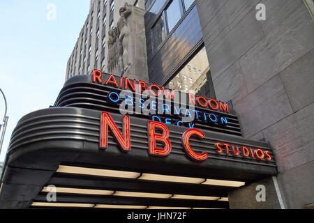 Zeichen für Nbc Studios und Regenbogen Zimmer Observation Deck Comcast Gebäude New York City USA Stockfoto