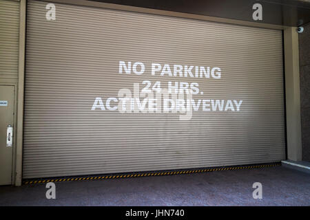 kein Parkplatz 24 Stunden aktive Einfahrt Zeichen auf Stahl Auslöser Eingang zum unterirdischen Parkplatz Midtown New York City USA Stockfoto