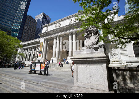 Lion außerhalb der New York Public Library building New York City USA Stockfoto