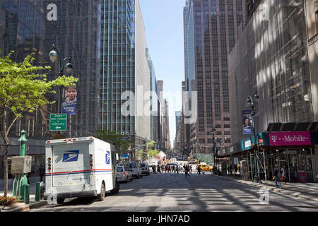 Suchen nach Madison Avenue von Midtown Manhattan New York City USA Stockfoto