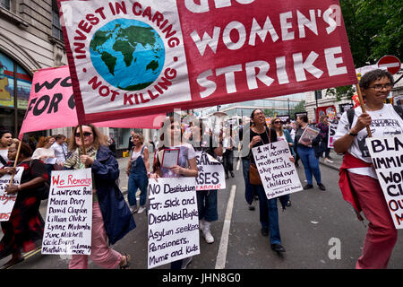 Globale Frauen streiken Tausende auf Marsch durch die Innenstadt von London auf Anti-Sparmaßnahmen und befreien Sie sich von Theresa May und konservative Regierung Demonstration am 1. Juli 2017 Stockfoto