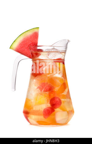einen Glaskrug mit erfrischenden spanische Sangria Blanca, weiße Sangria mit frischen Fruchtstücken, auf weißem Hintergrund Stockfoto