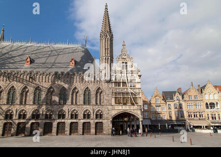 Grote Markt von Ypern, Westflandern, Belgien. Stockfoto