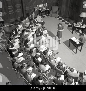 1950er Jahre, historische, England, Frauen Teachers Training College, Overhead Blick auf eine junge weibliche präsentieren sie ihren Kommilitonen in einer Halle. Stockfoto