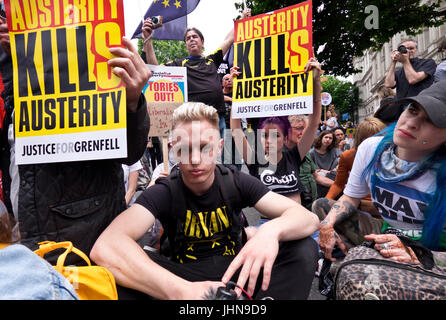 Tausende marschieren durch die Londoner auf gegen Sparpolitik und loswerden Theresea Mai und konservative Regierung Demonstration 1. Juli 2017 Stockfoto