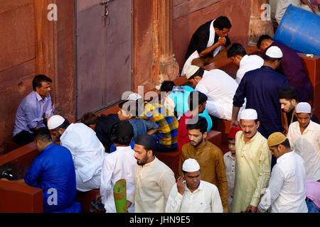 Masse der vielen muslimischen Menschen beten Namaz anlässlich des Eid-Al-Fitr in Alt-Delhi Moschee Jama masjid Stockfoto
