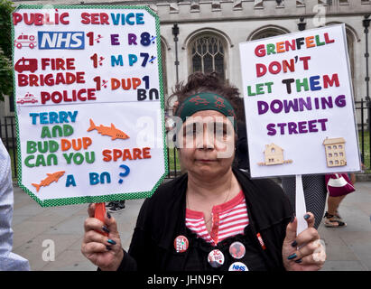 Tausende marschieren durch die Londoner auf gegen Sparpolitik und befreien Sie sich von Theresa May und konservative Regierung Demonstration 1. Juli 2017 Stockfoto