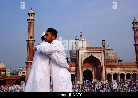 Zwei muslimische Männer mit Happy Smileys feiern Islamische Festival Eid-ul-Fitr, das Fest der Liebe und Freude und wollen durch umarmen einander Stockfoto