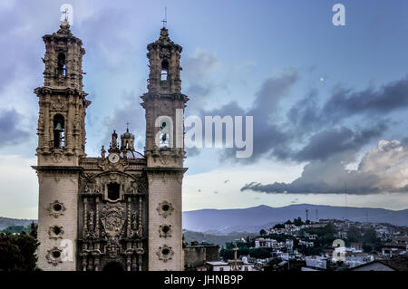 Reich verzierte barocke Fassade und Türme der historischen Kirche Santa Prisca in Taxco de Alarcón in Mexiko, jetzt eine koloniale Denkmal im Abendlicht mit cop Stockfoto