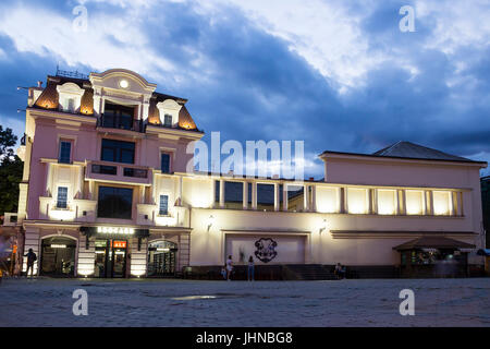 UZHGOROD, UKRAINE - 2. Juli 2017: Theaterplatz abends Stockfoto