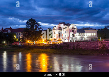 Fluss Uzh und Theater Platz (Teatralna) am Abend, Uzhgorod, Ukraine Stockfoto