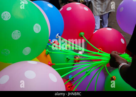 Eine alte Dame, die bunten Ballons im Markt von alt-Delhi, Chandni Chowk, anlässlich des Eid-Al-Fitr zu verkaufen Stockfoto