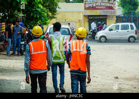 Ansicht der Rückseite des Bau Architekt Arbeitnehmer gehen. Stockfoto