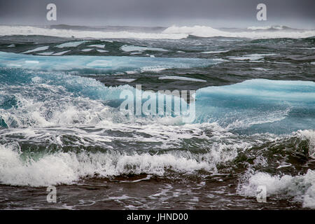 Eisschollen an der Küste Islands Stockfoto