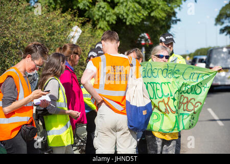 Demonstranten auf der Cuadrilla Fracking Site neue Preston Road, wenig Plumpton, Lancashire, UK. Stockfoto