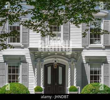 Detail-Bild von einem herrlichen Sag Harbor Kapitäne Heimat auf der Hauptstraße in Sag Harbor, New York Stockfoto
