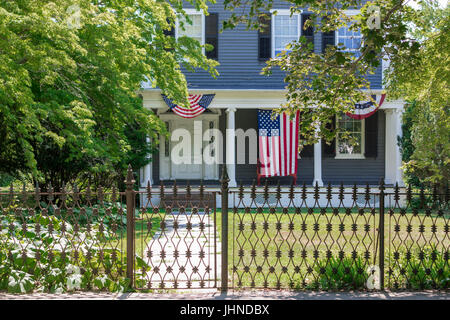 alten Sag Harbor Heimat auf der Hauptstraße mit patriotischen Fahnen und eine amerikanische Flagge auf der Veranda angezeigt Stockfoto