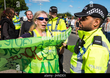 Polizei-Bewachung Cuadrilla Fracking Website an neue Preston Road, wenig Plumpton, Lancashire, UK. Stockfoto