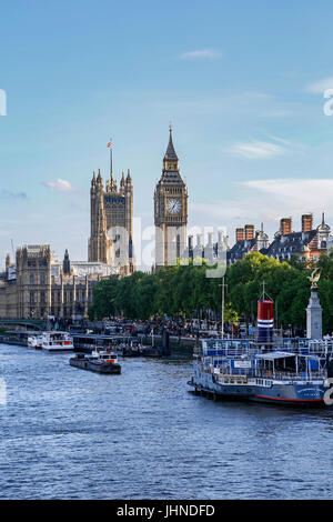 Big Ben (Houses of Parliament Uhrturm) und Boote auf der Themse, London, England, Vereinigtes Königreich Stockfoto