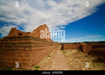 Pecos Nationaldenkmal Ruine in New Mexiko gegen geschwollene Wolken und blauer Himmel Stockfoto