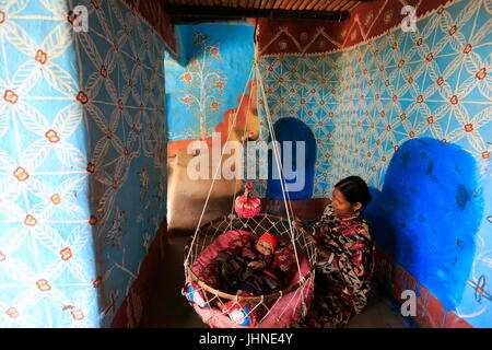 Mutter und Kind in einem Haus im Tikoil Dorf Nachole Upazila von Chapainawabganj Bezirk von Bangladesh. Mehr als fünfzig Häuser in dieser villa Stockfoto