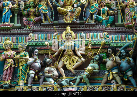 Kunstvolle Statuen auf dem Gopuram (Torturm) von Sri Veeramakaliamman Tempel, Serangood Road, Little India, Singapur Stockfoto