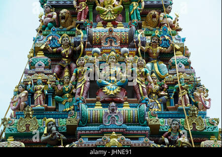 Kunstvolle Statuen auf dem Gopuram (Torturm) von Sri Veeramakaliamman Tempel, Serangood Road, Little India, Singapur Stockfoto