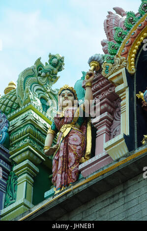 Kunstvolle Statuen auf dem Gopuram (Torturm) von Sri Veeramakaliamman Tempel, Serangood Road, Little India, Singapur Stockfoto