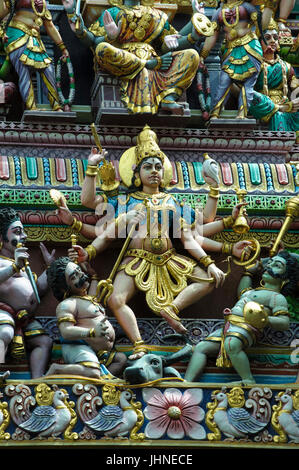 Kunstvolle Statuen auf dem Gopuram (Torturm) von Sri Veeramakaliamman Tempel, Serangood Road, Little India, Singapur Stockfoto