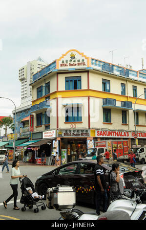 Belebten Kreuzung außerhalb der Royal India Hotel, Little India, Singapur Stockfoto