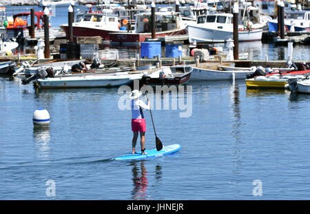 Paddling in Provincetown, Massachusetts Hafen. Stockfoto