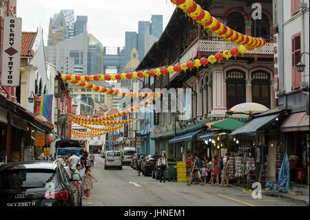 Blick auf der Suche nach Südosten entlang Pagoda Street in Richtung South Bridge Road. Trengganu Street führt auf der rechten Seite (im Vordergrund), Chinatown, Singapur Stockfoto