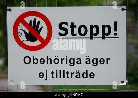Stop-Schild vor einer Baustelle in Stockholm, Schweden. Stockfoto